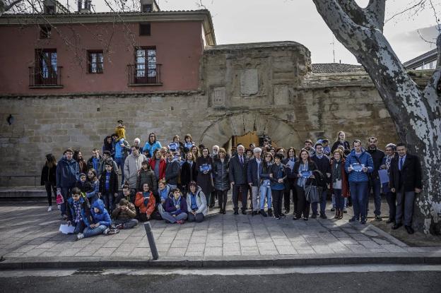 Diversas autoridades regionales y locales, junto a miembros de ARPA vestidos de azul, en el Revellín. :: justo rodríguez/