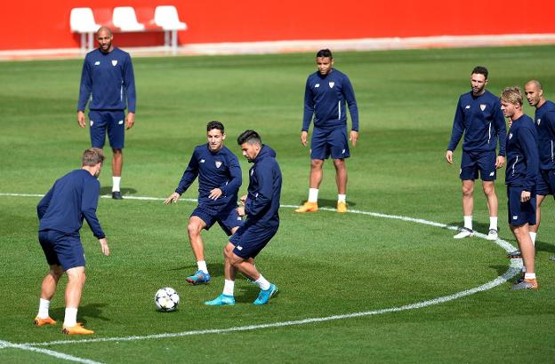 Los futbolistas del Sevilla durante el entrenamiento de la Ciudad Deportiva ayer antes de medirse hoy al Bayern Munich. :: afp
/