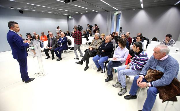 Conrado Escobar explica el proyecto de simplificación de los textos legales. /Juan Marín