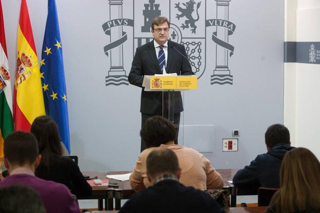 Alberto Bretón, duran te la rueda de prensa que ofreció en la tarde de ayer en Logroño. :: díaz uriel/