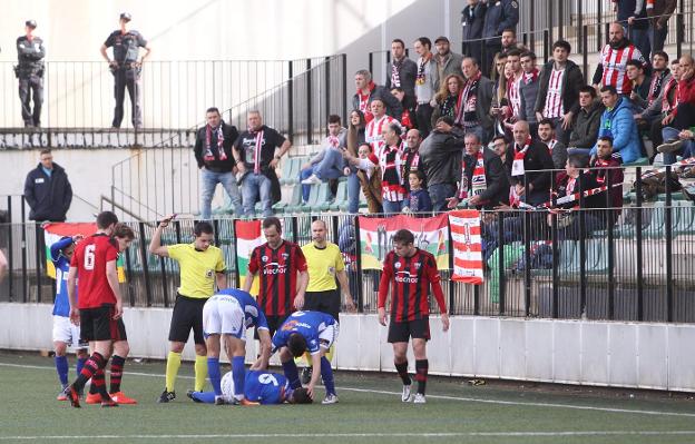 Secuencia de la jugada en la que Arnedo se lesionó, antes de quedar tendido sobre el césped. :: tvr/fernando díaz
/