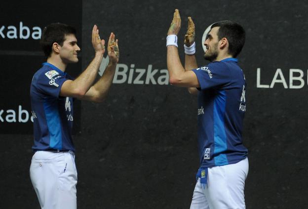 Zabaleta (izq.) y Ezkurdia se felicitan después de ganar un partido del campeonato. :: borja agudo
/