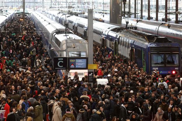 Cientos de personas se agolpan en la estación de París-Lyon, afectadas por los paros del primer día de huelga. :: ludovic MARIN / afp/