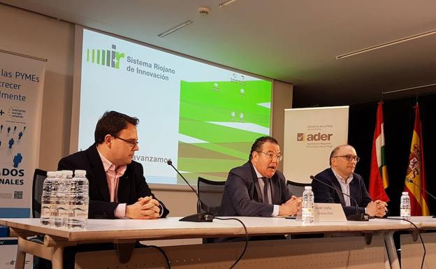 Javier Ureña, en el centro, presenta las ventanas de oportunidad que plantea la ADER para ayudar a las empresas riojanas. /ADER