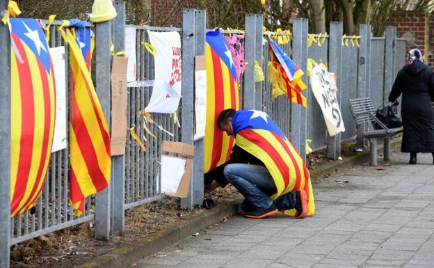 Muestras de apoyo a Puigdemont en la cárcel alemana donde se encuentra.