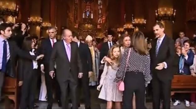 Momento en que la reina Letizia trata de impedir que doña Sofía se haga una foto con sus nietas, lo que provoca la intervención del Rey. :: r. c./