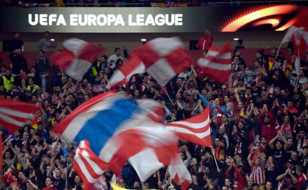 La afición rojiblanca apoyó al Atlético ante el Sporting portugués. /Afp