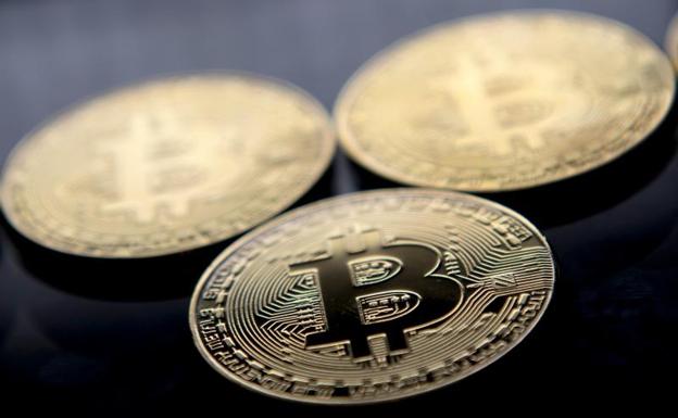 Una representación de la moneda virtual bitcoin./Justin Tallis / Afp