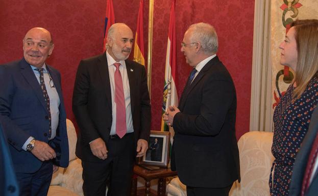 Furmanski, segundo por la izquierda, y Ceniceros, en la recepción. /GOB. RIOJA