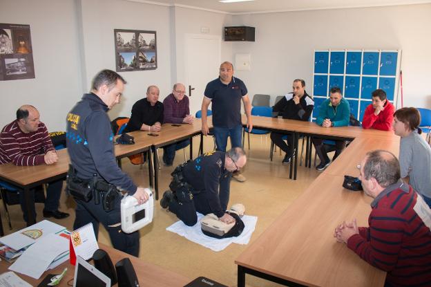 Agentes en el curso sobre soporte vital y desfibriladores. albo/