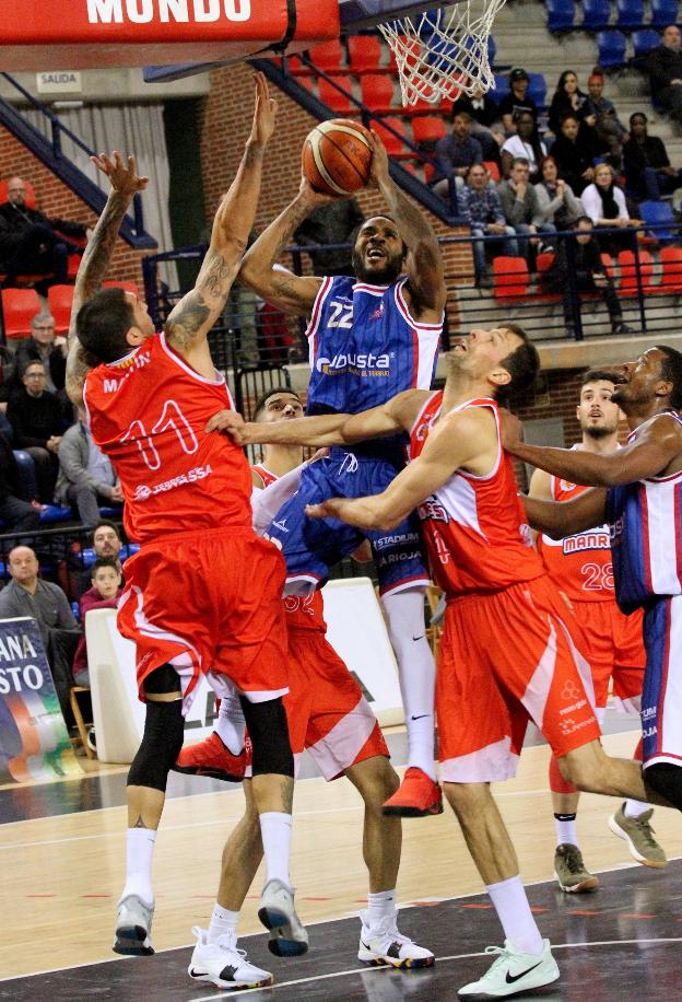 Tarik Phillip intenta el tiro junto a Evan Yates en el partido ante Manresa. :: jonathan herreros/