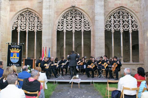 La Orden de la Terraza, en el acto de entrega de la medalla a las costureras de las Crónicas. :: F. D./