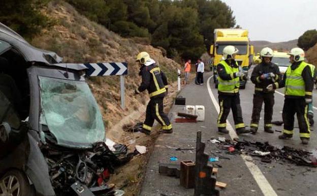Los bomberos de Navarra trabajan en el suceso.