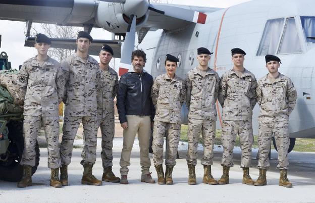 Paula Echevarría y sus compañeros de reparto masculinos, en la base madrileña del Ejército durante su preparación. :: telecinco/