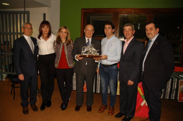 Acto de entrega del trofeo taurino de 'El candil'. :: s.s.j./
