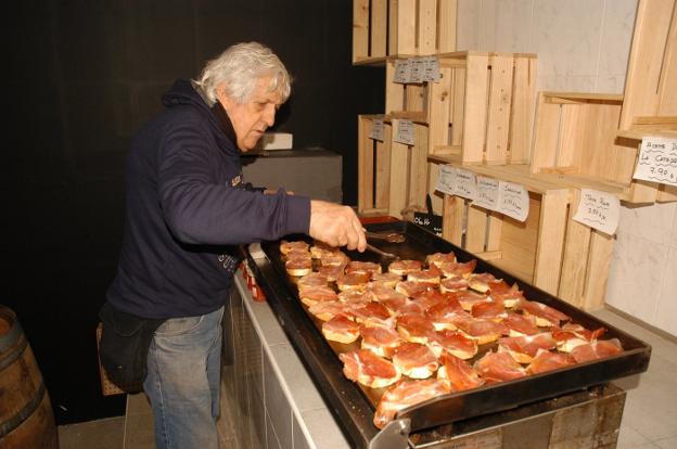 Terminando de preparar una de las tapas. :: s.s.j./