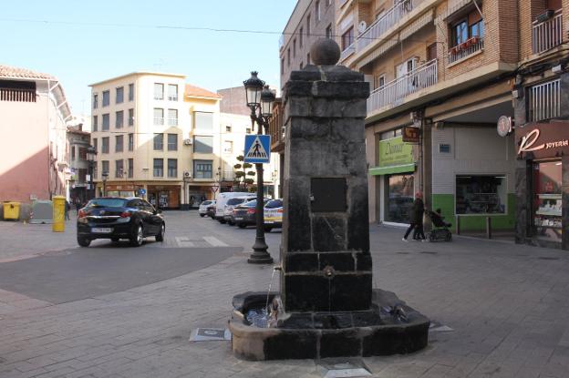 La fuente de los Cuatro Caños vuelve a ofrecer agua tras un tratamiento impermeabilizante. :: E.P./