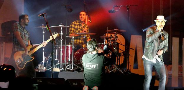 Efecto Pasillo, durante el concierto que dieron en las fiestas de San Mateo, de Logroño, en el 2014. :: l.r./