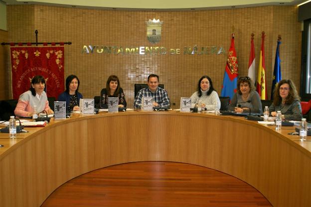 Representantes del Grupo Comunitario, en la presentación. :: F. D./