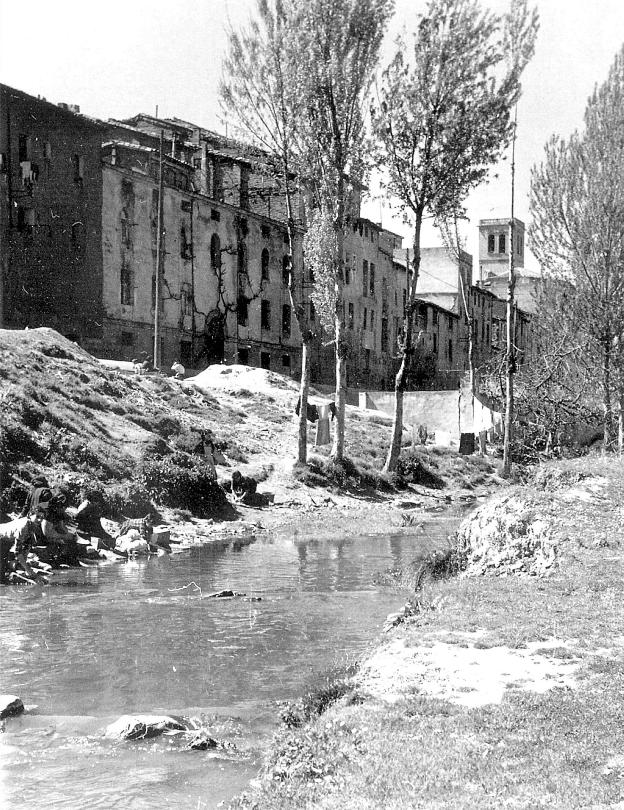 Lavanderas hacen la colada en el Ebro Chiquito, en la década de los años 50. :: foto palacios/