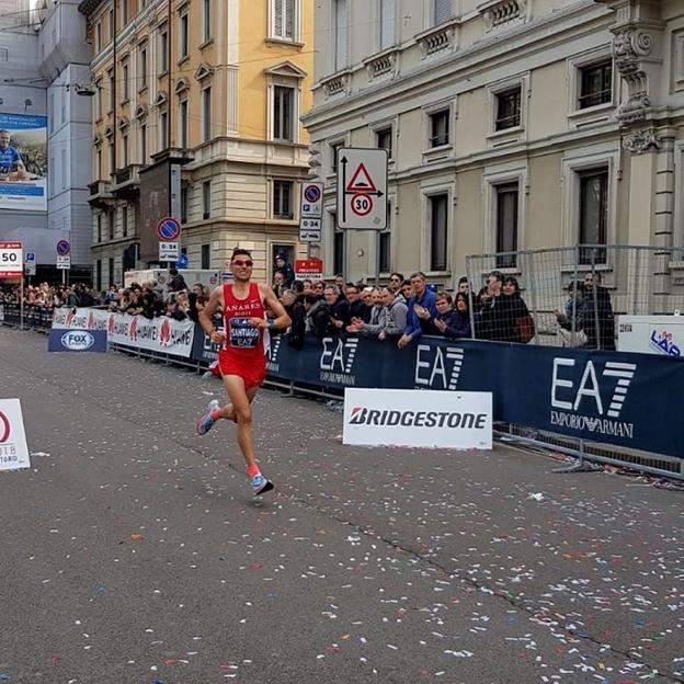 Camilo Santiago afronta los últimos metros en Milán, donde logró la mínima para el Europeo de maratón. :: c. santiago/
