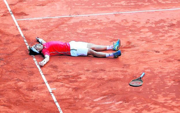 David Ferrer cae rendido después de jugar casi cinco horas y ganar el partido decisivo contra Kohlschreiber. :: efe/
