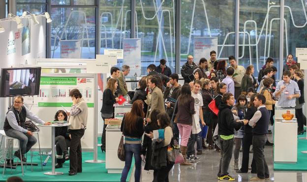 Decenas de jóvenes asisten a una feria de empleo. :: mireya lópez/