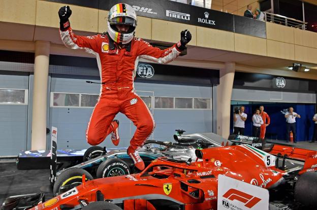 Sebastian Vettel saca el escudo
