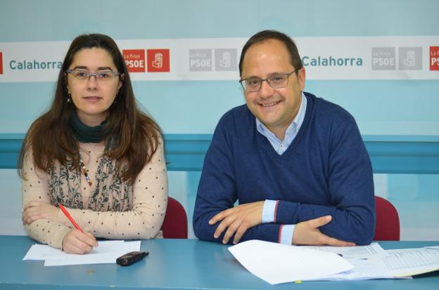 Garrido y Luena, en la sede de los socialistas en Calahorra :: i. á./