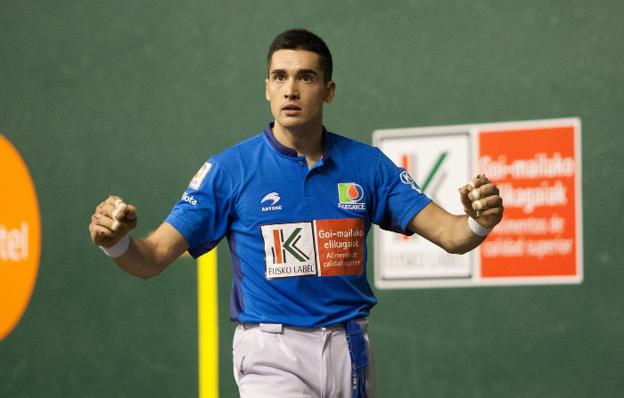 Víctor Esteban celebra un tanto en un partido del pasado torneo del Cuatro y Medio. :: díaz uriel
/