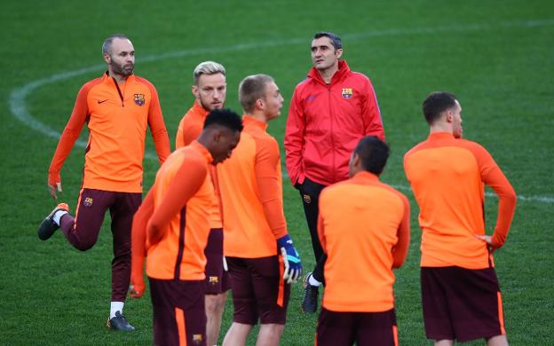 Ernesto Valverde, rodeado por varios jugadores como Iniesta, Rakitic, Cillesen, Mina o Vermaelen en la sesión de ayer en Roma. :: reuters
/