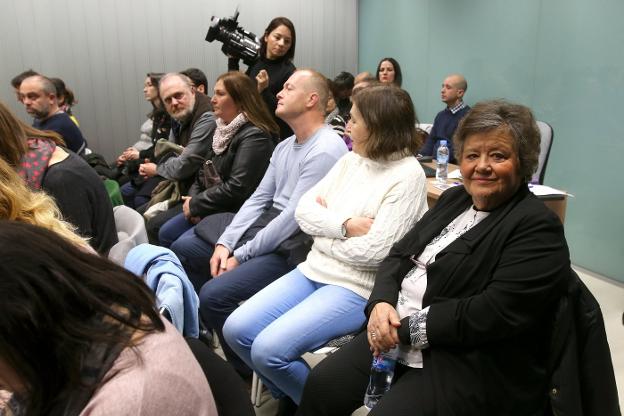 Cristina Almeida, junto a las familias de los dos acusados. :: juan marín/