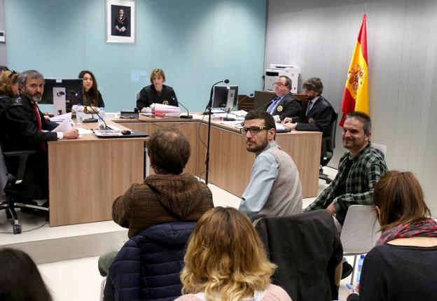 I.I. (de espaldas), Pablo Alberdi y Jorge Merino, instantes antes del inicio de la primera sesión del juicio celebrada ayer. :/Juan Marín