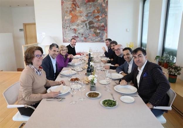 Carmena y dos de sus colaboradores, con Roncero, Fuentes, Guerrero, Sanz, Velasco y Freixa. :: a. madrid/