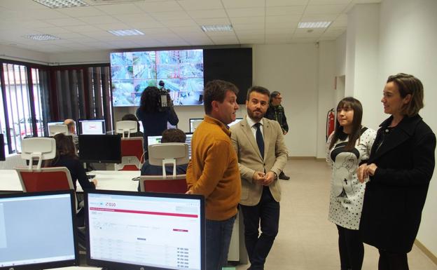 Visita de la alcaldesa al centro. /A.L.