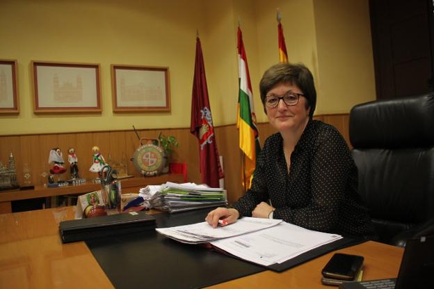 La alcaldesa alfareña hace un balance positivo en el cumplimiento de los compromisos en las diversas concejalías del Consistorio. :: E.P.
/