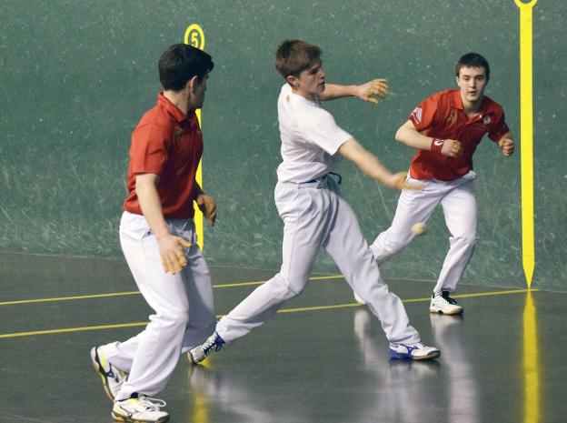 Una imagen de los partidos de ayer en el Adarraga. :: m. herreros
/