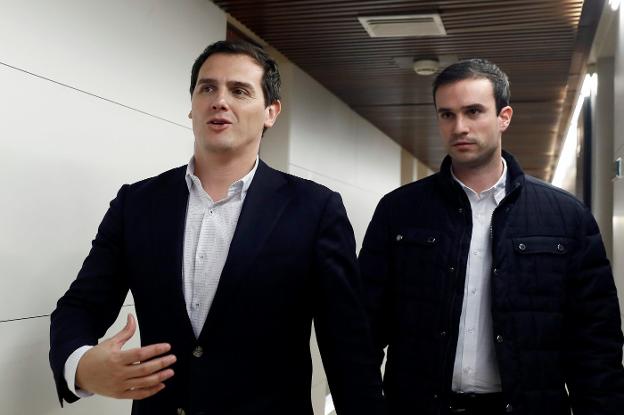 El presidente de Ciudadanos, Albert Rivera, a su llegada ayer a la reunión de su grupo parlamentario en el Congreso. :: MARISCAL / EFE/