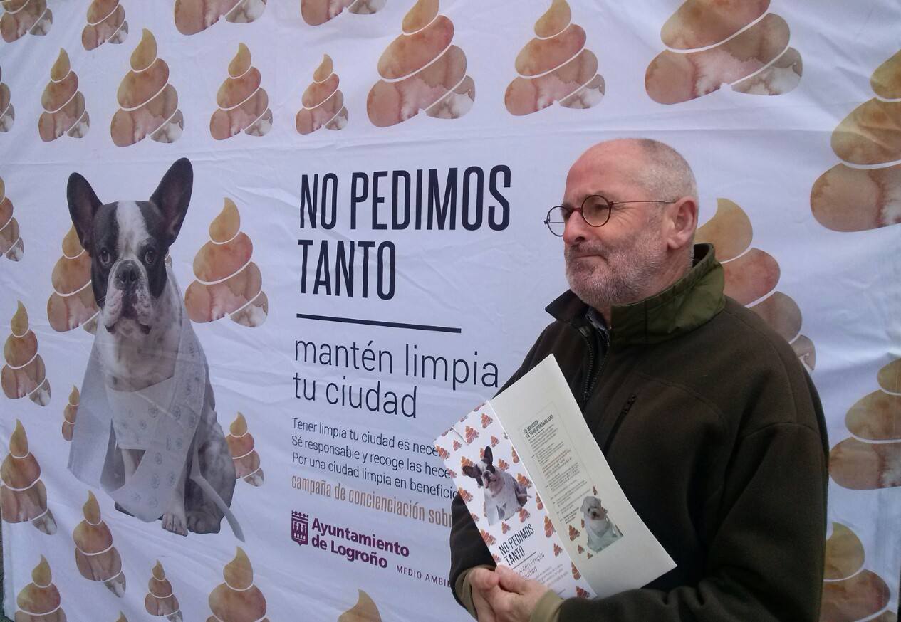 «No pedimos tanto»: sólo que recojas la caca de tu perro