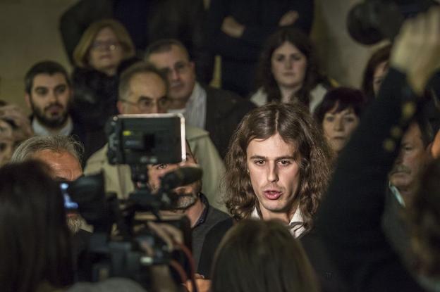 El portavoz del grupo municipal Cambia Logroño, Gonzalo Peña, tras la asamblea en la que se decidió que conservara su acta. :: j. rodríguez/