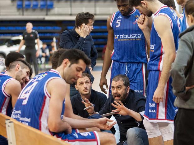 Jenaro Díaz se dirige a sus jugadores durante el partido ante el Breogán. :: díaz uriel
/