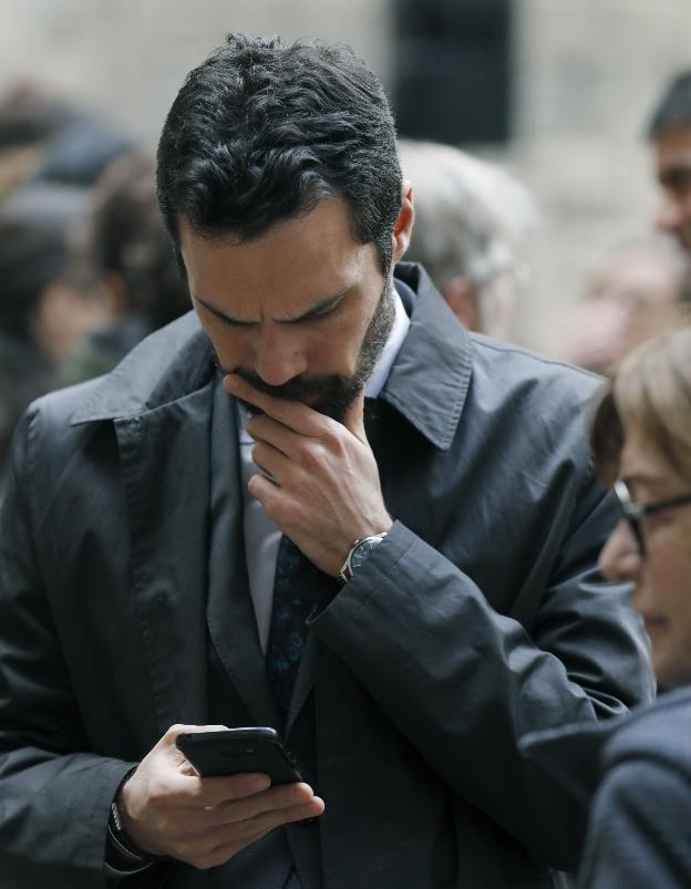 Roger Torrent consulta ayer el móvil durante un acto celebrado en Barcelona. :: a. dalmau / efe/