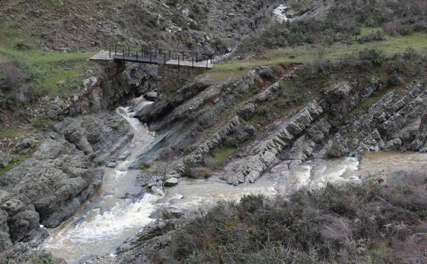 Robres del Castillo. El río Jubera recibe al del Sepulcro bajo el puente de Oliván y (a la derecha) se precipita hacia Robres por el Goyizo.
