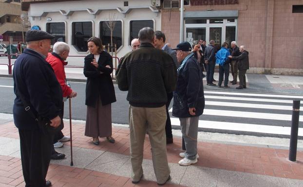 La alcaldesa ha visitado la calle Milicias./A.L.