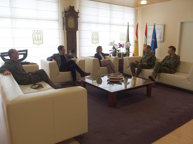 La alcaldesa, ayer con la representación militar. :: ayto/