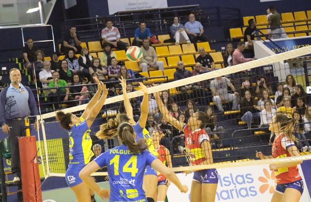 Imagen del encuentro disputado anoche en Gran Canaria. :: rfevb/