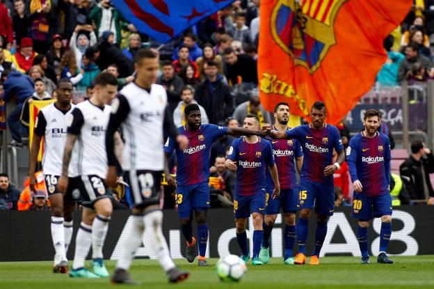 Umtiti celebra con sus compañeros su gol, el segundo y definitivo del Barcelona ante el Valencia. :: efe/
