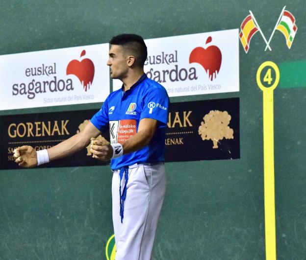 Víctor Esteban celebra un tanto en el último Campeonato del Cuatro y Medio. :: miguel herreros/