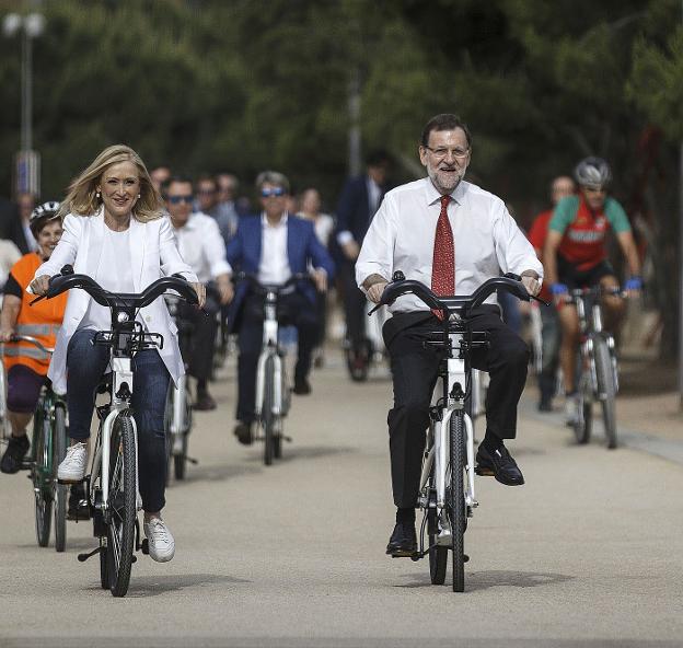 Cristina Cifuentes y Mariano Rajoy, durante la campaña electoral de las elecciones municipales y autonómicas de 2015. :: Andrea Comas / Reuters
/