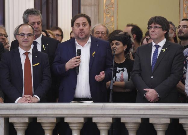 Jordi Turull, Oriol Junqueras, Anna Gabriel y Carles Puigdemont, el 27 de octubre pasado, en el Parlamento catalán. :: Josep LAGO / afp/